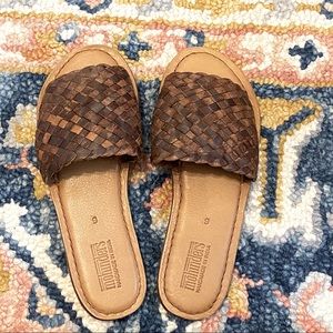 Mohinders woven leather sandals size 9, never worn, outside the return window
